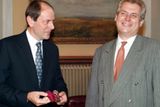 Bývalý předseda vlády Josef Tošovský v sídle kabinetu oficiálně uvedl do úřadu nového premiéra Miloše Zemana a předal mu klíče od korunovačních klenotů, 22. července 1998.