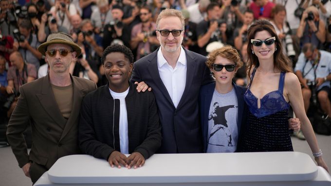 Herci Jeremy Strong a Jaylin Webb, režisér James Gray a herci Banks Repeta s Anne Hathawayovou.