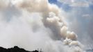 A huge smoke plume rises from the High Park Fire, west of Fort Collins, Colorado June 13, 2012. The fire was estimated to be more than 46,000 acres, according to the county sheriff on Wednesday. REUTERS/Rick Wilking (UNITED STATES - Tags: DISASTER ENVIRONMENT) Published: Čer. 14, 2012, 12:03 dop.