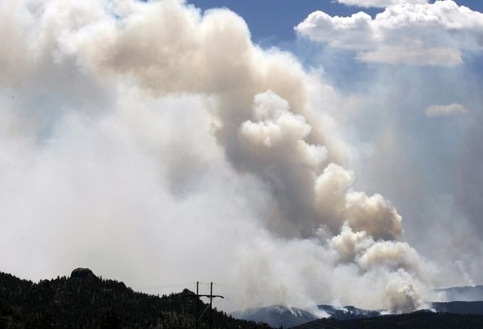 A huge smoke plume rises from the High Park Fire, west of Fort Collins, Colorado June 13, 2012. The fire was estimated to be more than 46,000 acres, according to the county sheriff on Wednesday. REUTERS/Rick Wilking (UNITED STATES - Tags: DISASTER ENVIRONMENT) Published: Čer. 14, 2012, 12:03 dop.