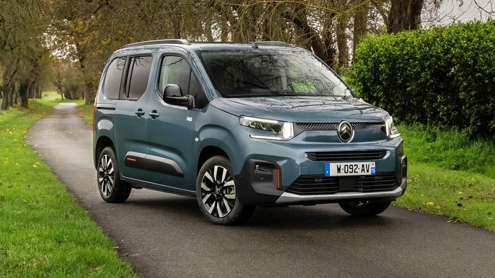 Automobilky dále rozdávají statisíce. Na těchto nových autech ušetříte nejvíce