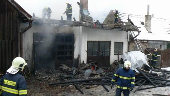 V Okřešicích na Třebíčsku hořela dílna. Požár se následně rozšířil i na přilehlou stodolu.
