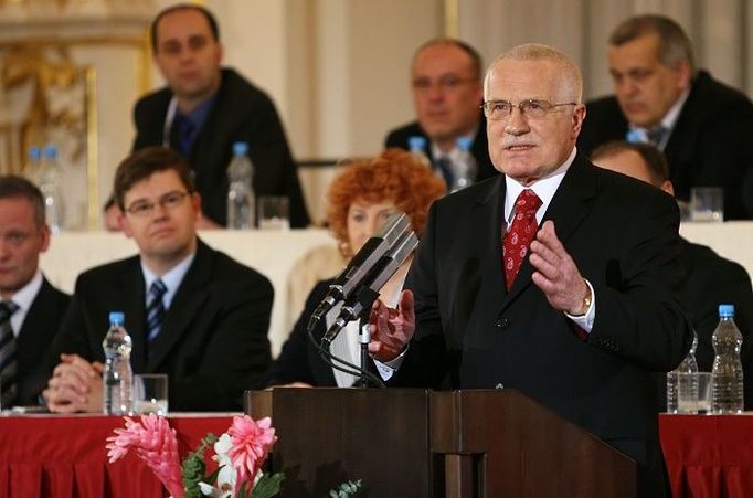 Václav Klaus děkuje zákonodárcům za své znovuzvolení.