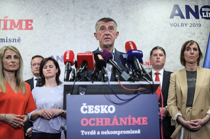 Andrej Babiš a europoslankyně Dita Charanzová a Martina Dlabajová a další nově zvolení europoslanci.