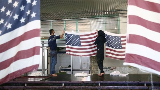 Továrna na hněv. Tady Íránci vyrábějí vlajky USA a Izraele určené ke spálení na ulici