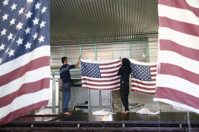 Iránská továrna ve městě Khomein, jihozápadně od hlavního města Teheránu, kde vyrábějí vlajky USA a Izraele, které se pak pálí na demonstracích.