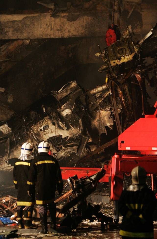 Požárníci obhlížejí ohořelé trosky: Toto byl dopravní letoun