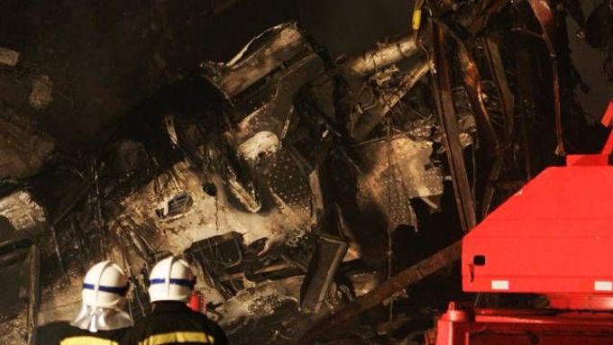 Požárníci obhlížejí ohořelé trosky: Toto byl dopravní letoun