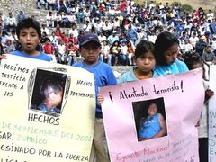 Malí indiáni protestují proti vraždám dětí, které se udály v Jambaló, provincie Cauca. "Státní armáda zabíjí," stojí na jednom z plakátů