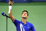 Představil se Novak Djokovič a zářil. Světový hráč číslo jedna povolil svému soupeři Bosňanu Damiru Džumhurovi pouhých šest her.