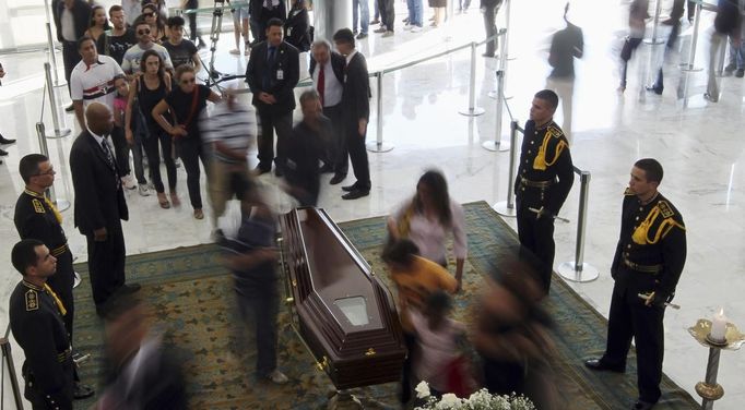 Residents attend the funeral of Oscar Niemeyer at Planalto Palace in Brasilia December 6, 2012. Niemeyer, a towering patriarch of modern architecture who shaped the look of modern Brazil and whose inventive, curved designs left their mark on cities worldwide, died late on Wednesday. He was 104. Niemeyer had been battling kidney and stomach ailments in a Rio de Janeiro hospital since early November. His death was the result of a lung infection developed this week, the hospital said, little more than a week before he would have turned . REUTERS/Paulo Whitaker (BRAZIL - Tags: SOCIETY OBITUARY) Published: Pro. 6, 2012, 8:14 odp.