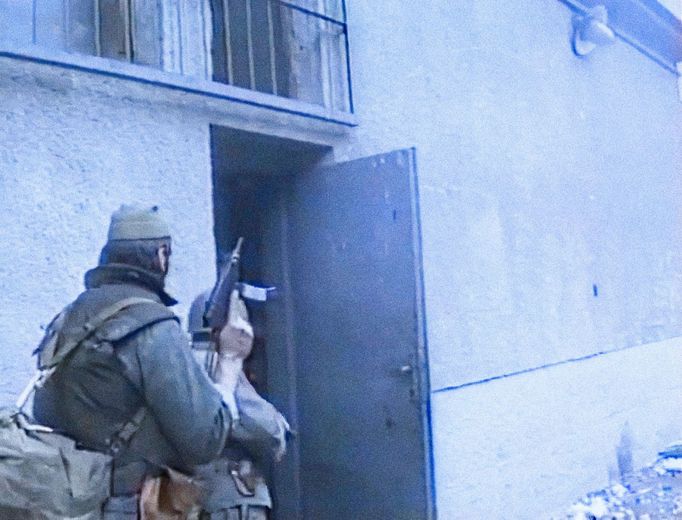 Fotoreprodukce z dobového VHS videozáznamu policejních složek ČSSR, který zachytil potlačení vzpoury vězňů ve věznici Leopoldov v březnu roku 1990.