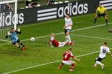 Mezitím co se hrálo v Charkově utkání mezi Portugalskem a Nizozemskem, byl také rozehrán zápas ve Lvově mezi Dánskem a Německem.