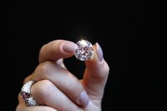 Christie's vydražila vzácný diamant za víc než půl miliardy
