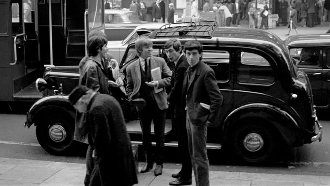 Rolling Stones se skládají na taxík v roce 1963.