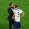 Gareth Southgate utěšuje Harryho Kanea po porážce ve čtvrtfinále MS 2022 Anglie - Francie