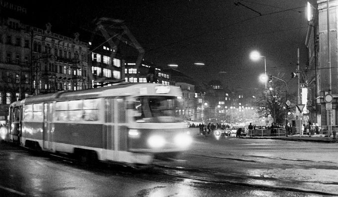 Historická fotografie zachycující provoz tramvajové linky na Václavském náměstí, která zde byla v provozu mezi lety 1884-1980.