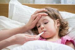 Dětské pohotovosti nestíhají. Panikařící rodiče přivádí i dítě s rýmou či kašlem
