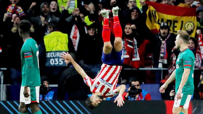 Felipe z Atlétika Madrid slaví přemetem gól, kterým pojistil výhru svého celku nad Lokomotivem Moskva