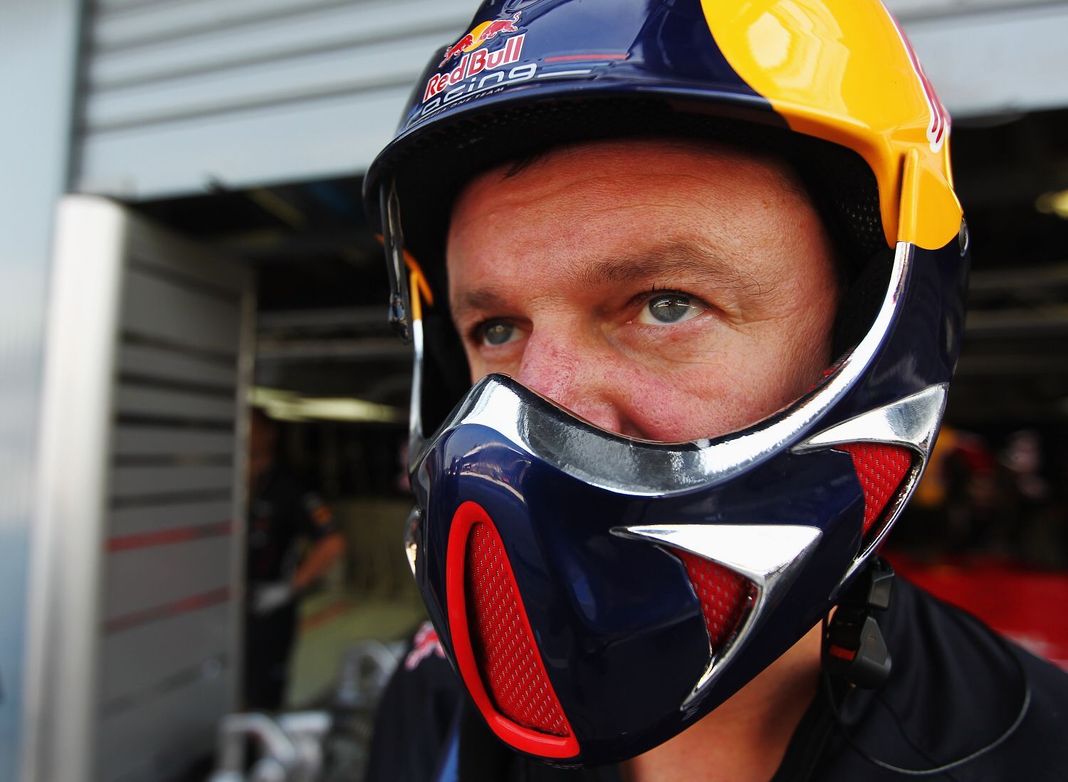 Red Bull, helmy mechaniků