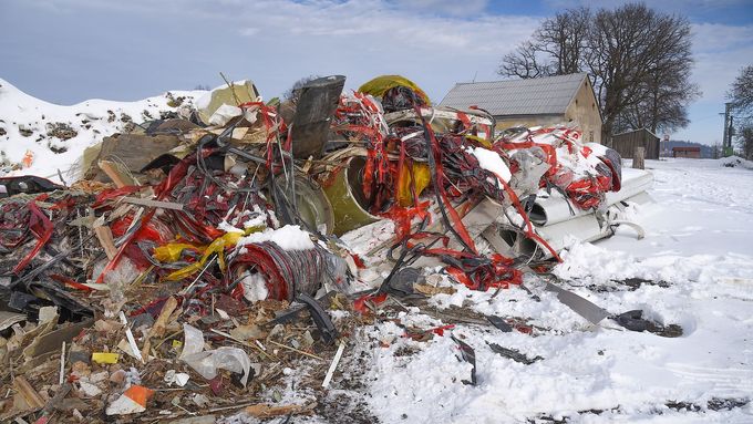Nelegální skládka nebezpečného odpadu v obci Jiříkov navezená sem kamiony z Německa. Jiříkov (mistní část Těchanov), 14. 1. 2025. Foto Drahoslav Ramík