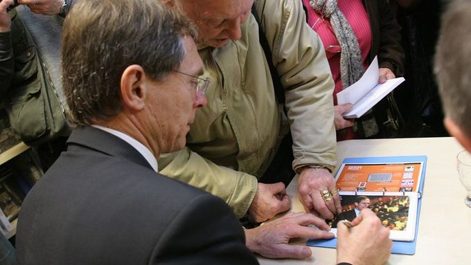 Jan Švejnar se podepisuje na autogramiádě v knihkupectví Luxor.