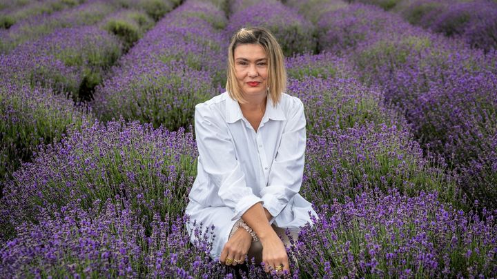 Z levandule a obyčejného pole vytvořila impérium. Nyní chce přepsat pravidla léčení; Zdroj foto: Václav Vašků