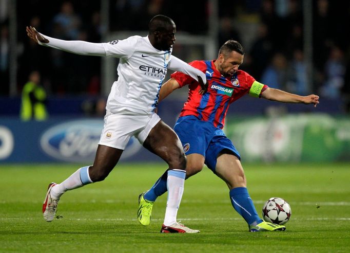 Fotbal, Plzeň - Manchester City: Pavel Horváth  (vpravo) - Yaya Touré