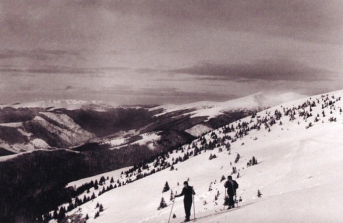 Lyžaři na svazích Bliznice u Jasině, Podkarpatská Rus. Nedatováno (cca. 20. - 30. léta)