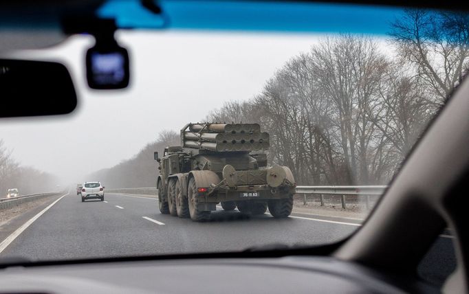 Vozy s odpalovacím systémem jsou k vidění na silnicích poblíž Kyjeva.