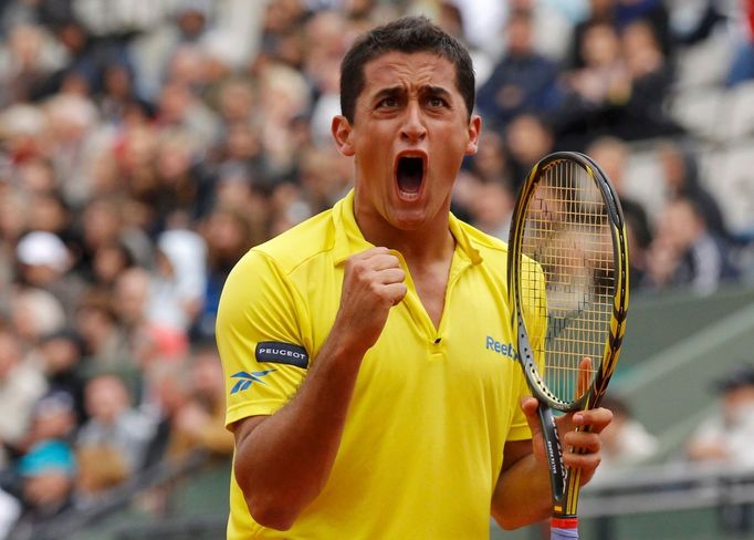 Španělský tenista Nicolas Almagro se raduje v utkání se Srbem Janko Tipsarevičem během osmifinále French Open 2012.