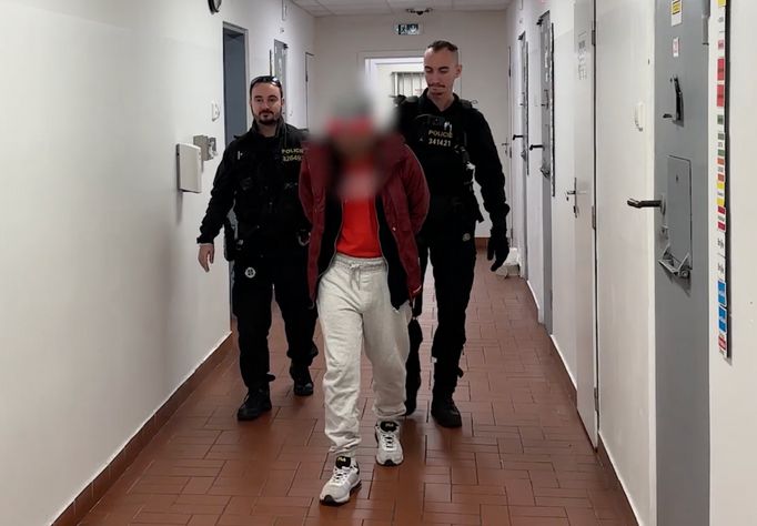 Policii se povedlo dopadnout dvojici žhářů, která v Praze zapálila nápojové automaty. Důvod? Zloději chtěli ukrást mince. Akce se jim ale nepodařila, automaty shořely.