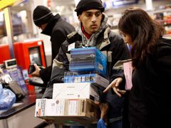 Jeden ze zákazníků si odnáší nákup elektroniky. (Best Buy, New York)