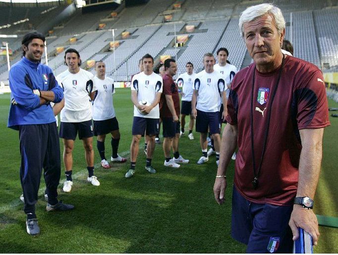 Italský trenér Marcello Lippi pózuje na tréninku se svými svěřenci fotografům.