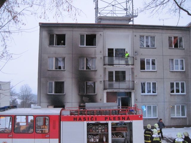 Požár paneláku v Plesné na Chebsku