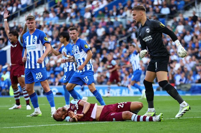 Tomáš Souček po srážce s brankářem Brightonu Bartem Verbruggenem