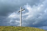 Radobýl, na jehož vrcholu se tyčí velký kovový kříž, získal typickou siluetu odtěžením velké části západní strany.