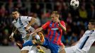 Fotbal, Plzeň - Manchester City: Daniel Kolář (uprostřed) -  Aleksandr Kolarov (vlevo) a Matija Nastasič