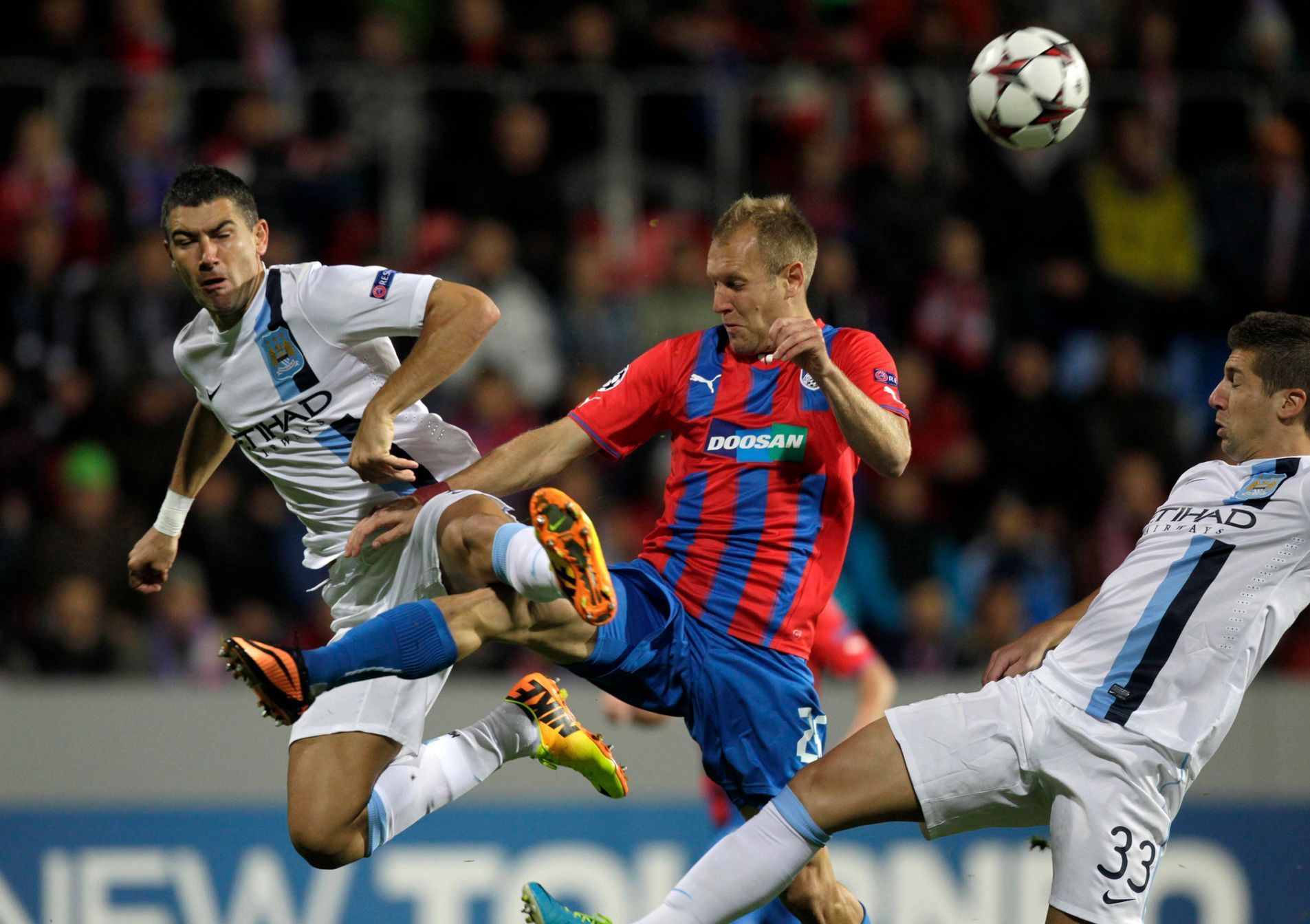Fotbal, Plzeň - Manchester City: Daniel Kolář (uprostřed) -  Aleksandr Kolarov (vlevo) a Matija Nastasič