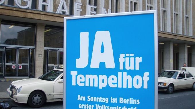 Ano pro letiště. Těmito plakáty byl v dubnu polepen celý Berlín. V refrendu ale nakonec Berlíňané řekli ne.