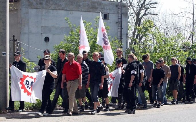 Z nádraží vyšli potichu, jen prapory se znakem strany vlály nad jejich hlavami. Pak začal megafon vyhrávat jejich hymnu. Nakonec přišlo i na skandování: "Nic než národ!"