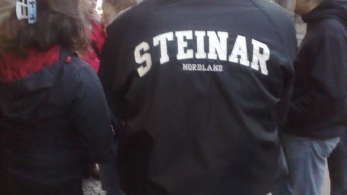 Oblečení německé značky Thor Steinar - spojované s příznivci neonacismu - bylo mezi demonstranty poměrně rozšířené