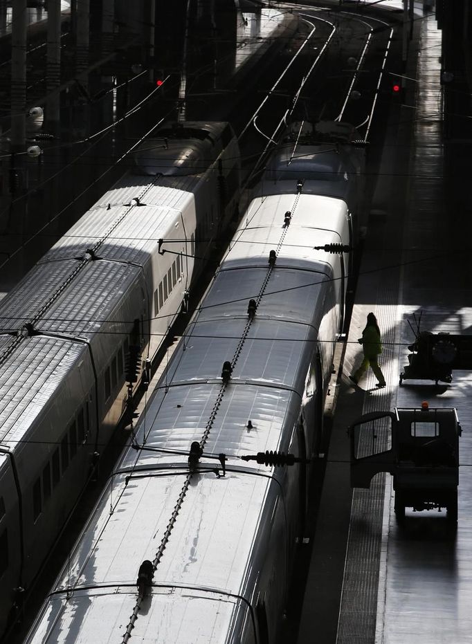 A worker cleans an AVE high-speed train at Madrid's Atocha station during a 24-hour nationwide general strike, November 14, 2012. Police and protesters clashed in Spain on Wednesday as millions of workers went on strike across Europe to protest spending cuts they say have made the economic crisis worse. REUTERS/Paul Hanna (SPAIN - Tags: CIVIL UNREST BUSINESS EMPLOYMENT POLITICS TRANSPORT) Published: Lis. 14, 2012, 11:10 dop.