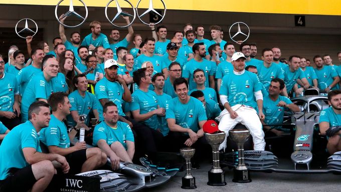 Členové týmu Mercedes slaví po závodě v Suzuce zisk šestého Poháru konstruktérů