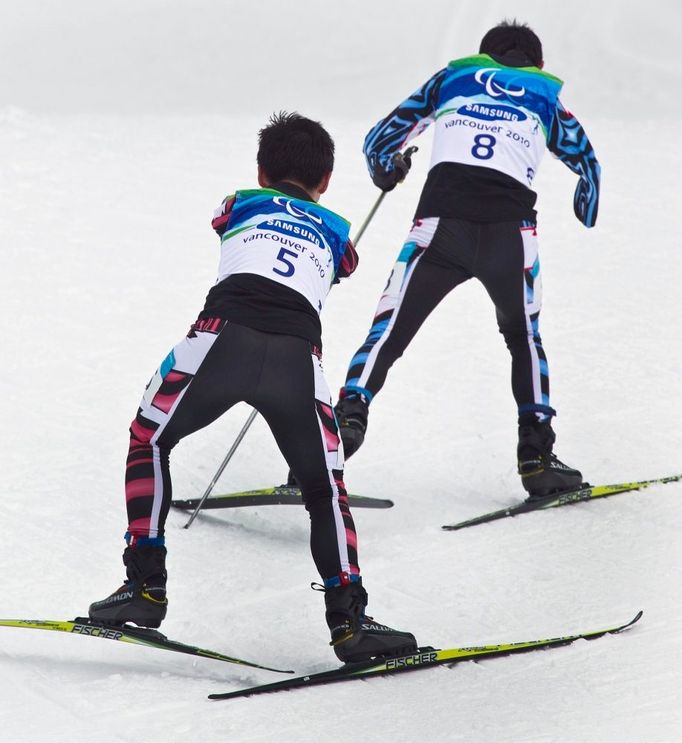 Čínští reprezentanté stoupají v závodě na 20 KM pro stojící sportovce