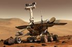 NASA oživuje robota Opportunity na Marsu. Naděje na jeho záchranu každý den klesá