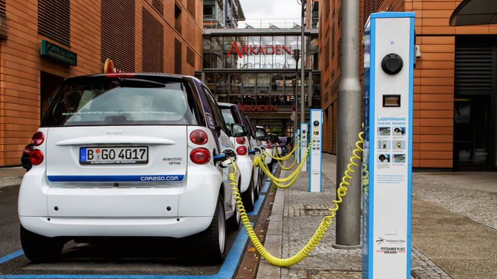 Patnáct let a konec. Berlín chce od roku 2035 zakázat vjezd aut se spalovacím motorem