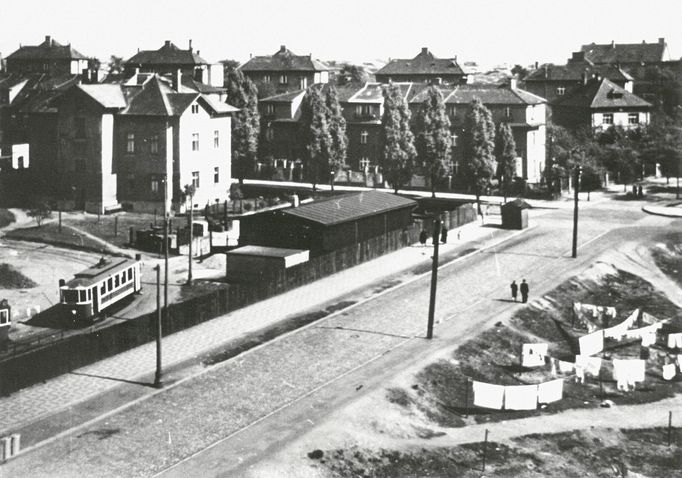 Záběr pořízeny v okolí Pražačky, pravděpodobně nedaleko tramvajové vozovny na Vápence.