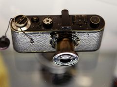 Anonymní kupec zaplatil za vzácný historický fotoaparát Leica 0 z roku 1923 celkem 2,16 milionu eur, tedy bezmála 55 milionů korun.