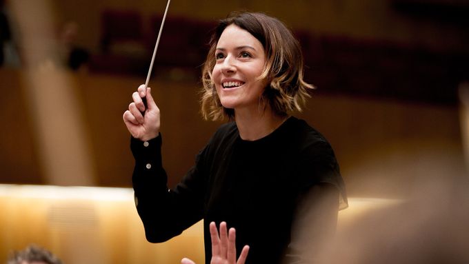 Alondra de la Parra nerada slyší, že něco dokázala jako „první žena“. Přesto je v celosvětovém měřítku jednou z mála žen, které se prosadily v dirigentské profesi.